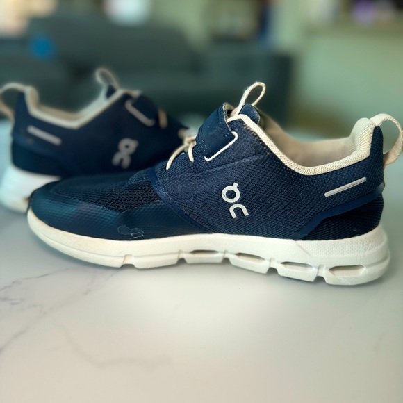 On Cloud Navy Velcro Size 2Y - Picture 1 of 7